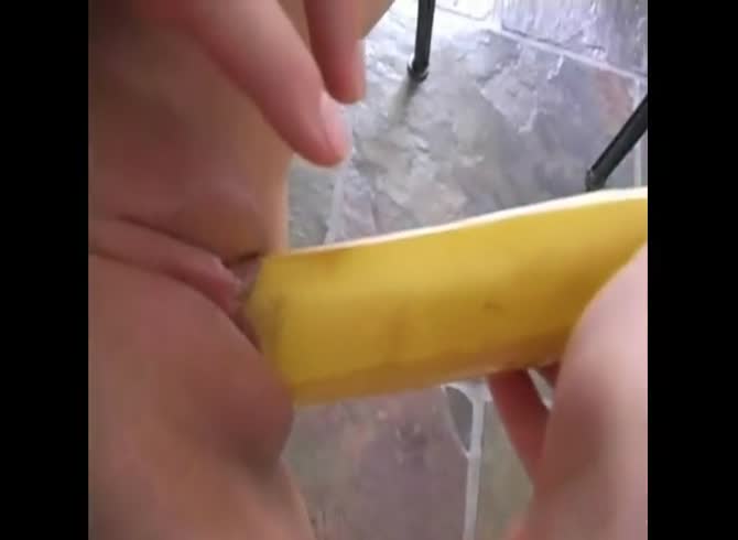Video :Big yellow banana got used by lady to masturbate her pussy